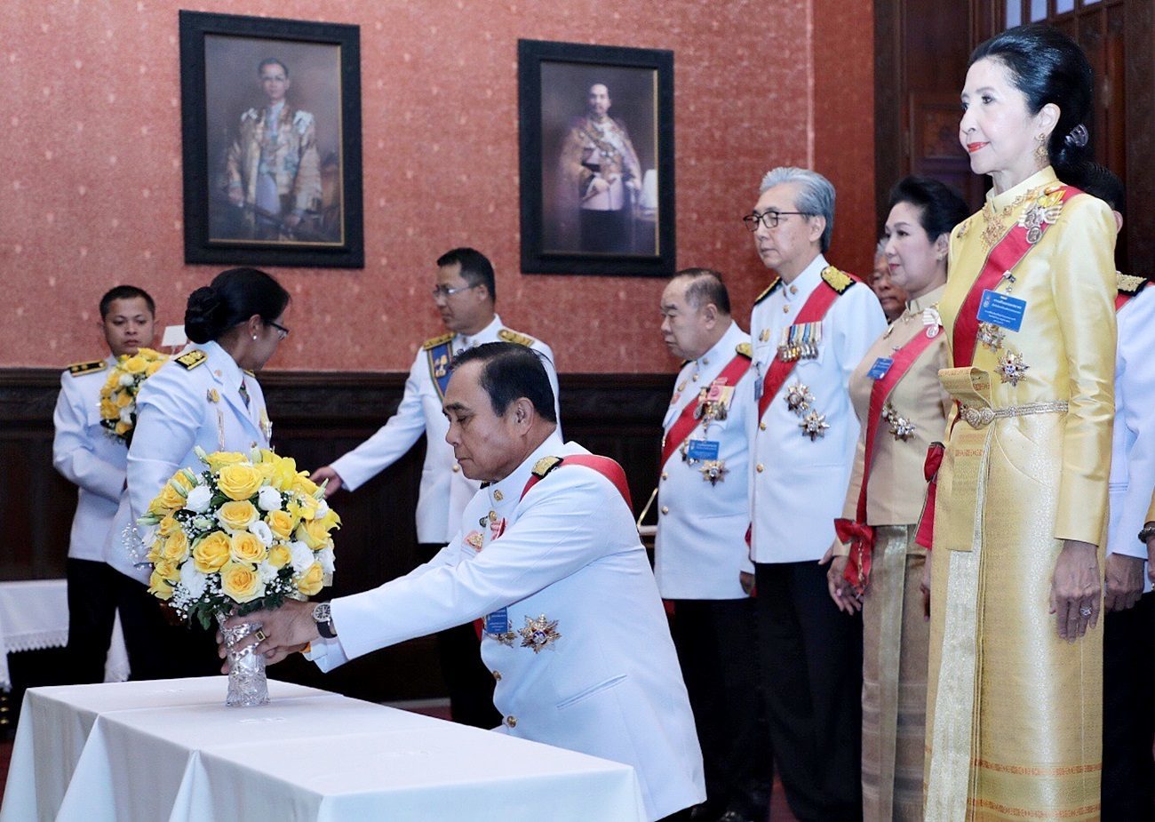 "ประยุทธ์" นำครม. ลงนามถวายพระพรชัยมงคล พระบาทสมเด็จพระ ...